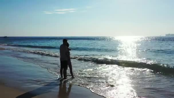 Encantador Jovem Casal Desfrutando Férias Relaxando Bela Praia Tropical Perto — Vídeo de Stock