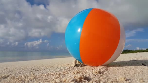 Opblaasbare Bal Het Strand Zomertijd Ontspanning Bali Indonesië — Stockvideo