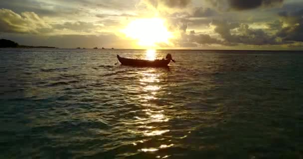 Drammatico Crepuscolo Con Barca Dondolo Paesaggio Estivo Repubblica Dominicana Caraibi — Video Stock