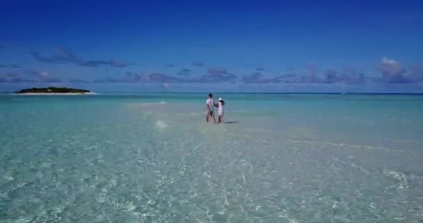 Gyönyörű Pár Pihennek Tengerparton Kék Türkiz Tenger Mögött Nyaralás Dominikai — Stock videók