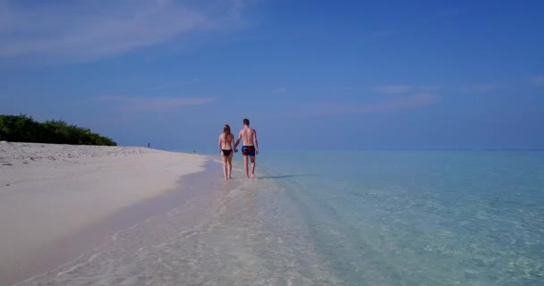 Pareja Romántica Playa Tropical — Vídeos de Stock