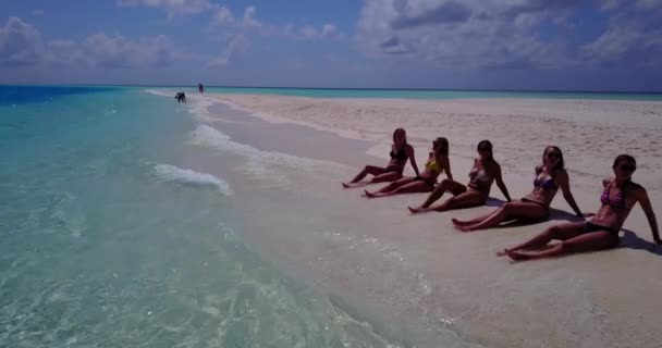 Vídeo Las Chicas Bronceadas Bikini Tumbado Una Fila Playa Arena — Vídeo de stock