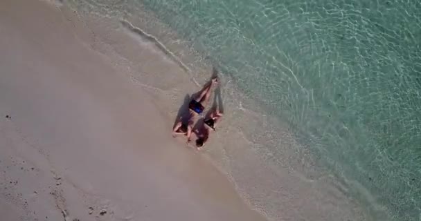 Pareja Romántica Playa Tropical — Vídeo de stock