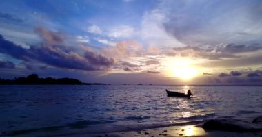 Deniz kenarında alacakaranlık vakti. Dominik Cumhuriyeti doğası, Karayipler.