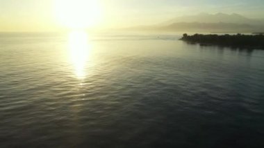 Akşamları parlak güneş. Bora Bora 'da yaz tatili, Fransız Polinezyası.