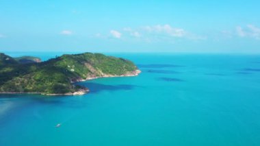 Turkuaz deniz manzaralı, dağ manzaralı. Tayland, Asya 'da tatil sahnesi. 