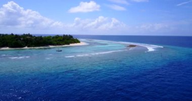 Gündüz vakti parlak mavi deniz manzarası. Barbados, Karayipler 'in tropik cenneti. 