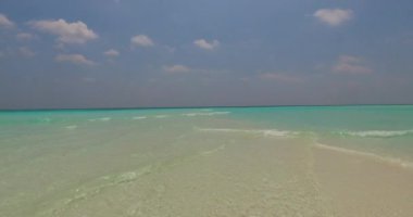 Güney Asya 'daki Maldivler adasına egzotik bir yolculuk. Pırıl pırıl beyaz kumlu plaj, berrak mavi sığ su.. 