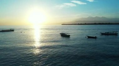 Gün batımı ve dağ arkası. Güney Asya, Maldivler 'de yaz deniz manzarası.