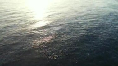 Dalgalanan küçük deniz dalgaları. Endonezya, Bali 'de yaz tatili.  