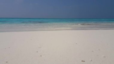 Sahil şeridinde durgun bir deniz var. Dominik Cumhuriyeti, Karayipler 'de egzotik tatil.