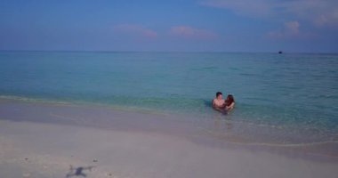 Tropikal adadaki turkuaz okyanus beyaz kumlu plajın inanılmaz manzarası. Karayipler, Atlantik Okyanusu 'nda yaz tatilinin tadını çıkaran çift.