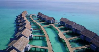 Adadaki lüks bir tatil köyünde. Bora Bora 'daki tropik cennet, Fransız Polinezyası.