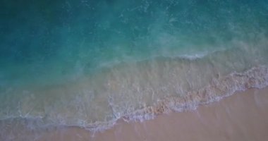 Sahilde dalgalar var. Bora Bora 'ya seyahat, Fransız Polinezyası.