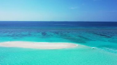Maldivler adalarında beyaz kum ve turkuaz su ile inanılmaz tropikal plaj