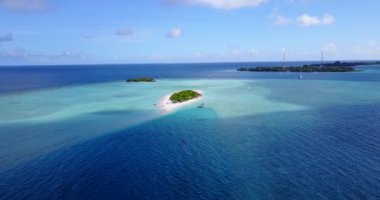 Gündüz vakti deniz kenarında. Bora Bora 'daki tropik cennet, Fransız Polinezyası.