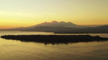 Deniz kenarında muhteşem bir gün batımı. Tayland, Asya 'nın tropikal doğası