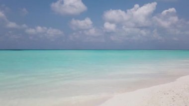 Sabahleyin sakin bir sahil kenarında. Antigua 'nın Doğa Manzarası.