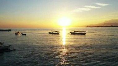 Rıhtımlı teknelerle altın saat. Bali, Endonezya 'ya egzotik yaz gezisi. 