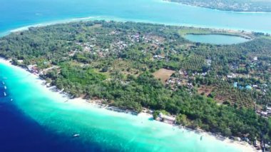 Yazlık tatil köyünün manzarasına bakıyorum. Hawaii, ABD 'nin egzotik manzarası.