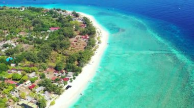 İnsansız hava aracı gündüz vakti adanın üzerinde uçuyor. Jamaika, Karayipler 'in tropik doğa manzarası.