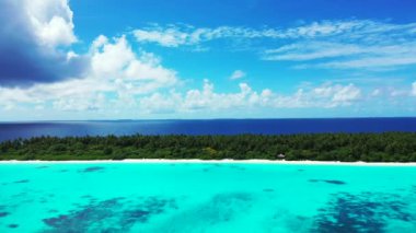 Manyetik turkuaz deniz manzarası yaz günlerinde İHA 'dan izleniyor. Endonezya, Bali 'de yaz deniz manzarası. 