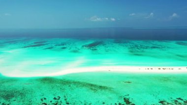 Turkuaz suda kum yolu olan deniz altyapısı. Hawaii, ABD 'ye seyahat.  