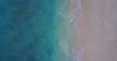 Sahilde dalgalar kopuyor. Koh Samui huzurlu sahne, Tayland.