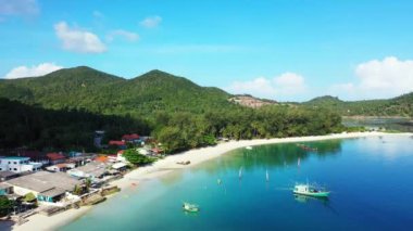 Tropikal adanın hava görüntüleri. Yaz tatili konsept videosu 