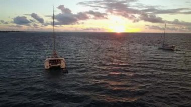 Gün batımının yumuşak yumuşak renkleri. Bali 'nin tropikal doğası.