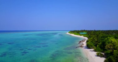 Yeşil adalı turkuaz deniz. Antigua ve Barbuda 'daki Antigua adasına yaz gezisi