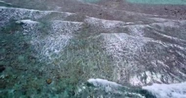 Koşan deniz dalgaları tepeden görülüyor. Tayland yaz gezisi.
