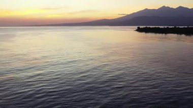 Günbatımı deniz manzarası. Bali 'de yaz tatili.