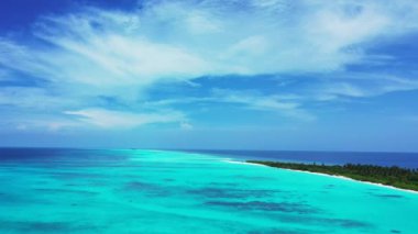 Parlak turkuaz renklerle deniz kenarı. Bahamalar cennet sahnesi, Karayipler.