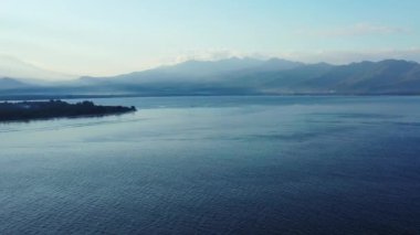 Dağın arka planında deniz manzarası. Bahamalar, Karayipler 'in tropikal doğası. 