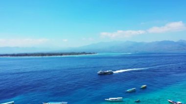 Güneşli havada mavi deniz manzarası. Endonezya, Bali 'de yaz tatili.  