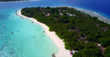 Turkuaz suyu olan yeşil ada manzarası. Barbados, Karayipler 'de tropik tatil.