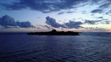 Okyanus kenarında gün batımı. Hawaii, ABD 'nin egzotik manzarası.