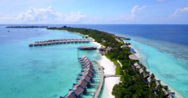 Adaya lüks bugalovalar yerleştirildi. Endonezya, Bali 'de yaz tatili.  