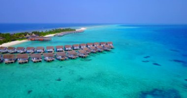 Sahil şeridindeki egzotik tatil beldesinin havadan görünüşü. Fransız Polinezyası 'nda Bora Bora' da yaz tatili.