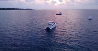 Gün batımında renkli bir sahil. Barbados, Karayipler 'e egzotik yolculuk.