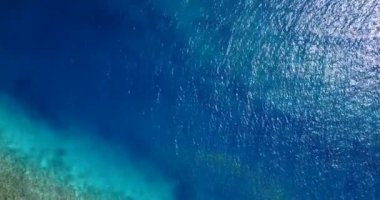 Mavi turkuaz suyun üzerinde uçuyor. Seyşeller 'e, Hint Okyanusuna Seyahat.