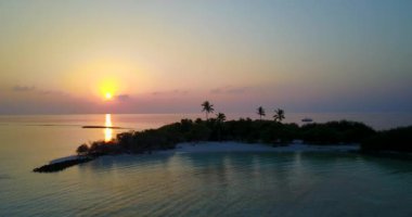 Okyanus kenarında gün batımı. Hawaii, ABD 'nin egzotik manzarası.