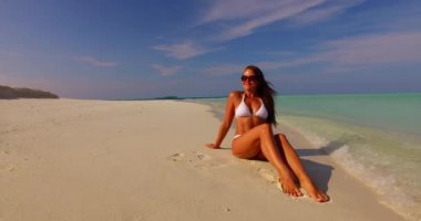 Beyaz bikinili güzel vücut kızı Jamaika sahilinde tatil yapıyor..