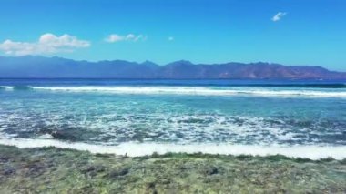 Ufukta dağlar olan deniz kıyısında. Jamaika, Karayipler Manzarası.