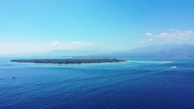 Dağın arka planında deniz manzarası. Dominik Cumhuriyeti, Karayipler 'de yaz cenneti.
