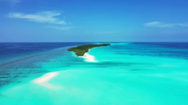 Şeffaf suyun üzerinde uçuyor. Bahamalar, Karayipler 'de şaşırtıcı doğal manzara.