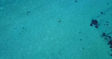 Dalgalanan mavi deniz yüzeyi, doğal arka plan. Bora Bora 'da yaz tatili, Fransız Polinezyası.