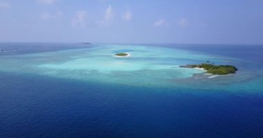 Okyanus yakınlarındaki tropik adaların yukarıdan görünüşü 