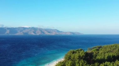 İnsansız hava aracından deniz manzarasının tadını çıkarıyorum. Tayland 'a yaz yolculuğu.